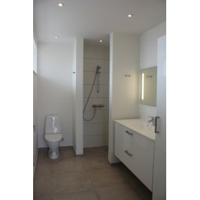 Badev�relse med bruseniche