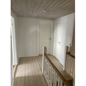 Fordelergang 1. sal mod kontor