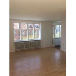 Stue med udgang til lukket altan